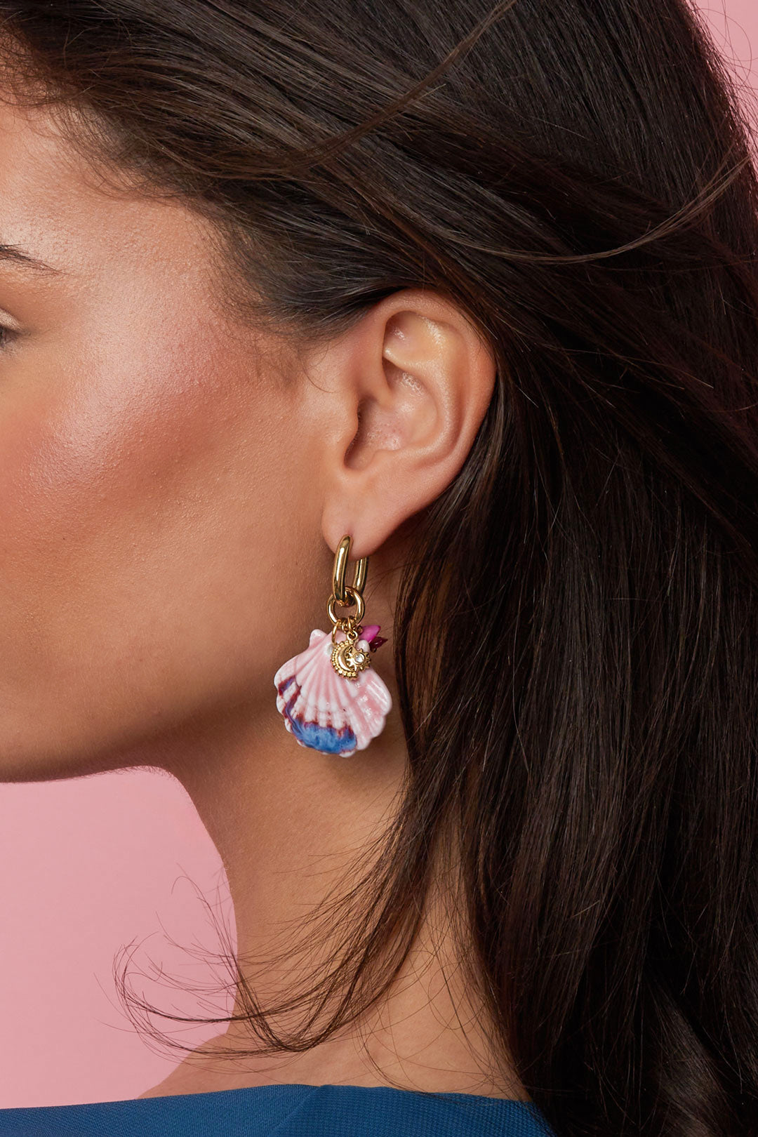 Oorbellen met grote schelp en kralen charms