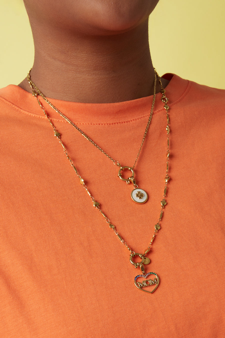 Collier ras de cou en acier inoxydable avec détail de maillons en forme de cœur