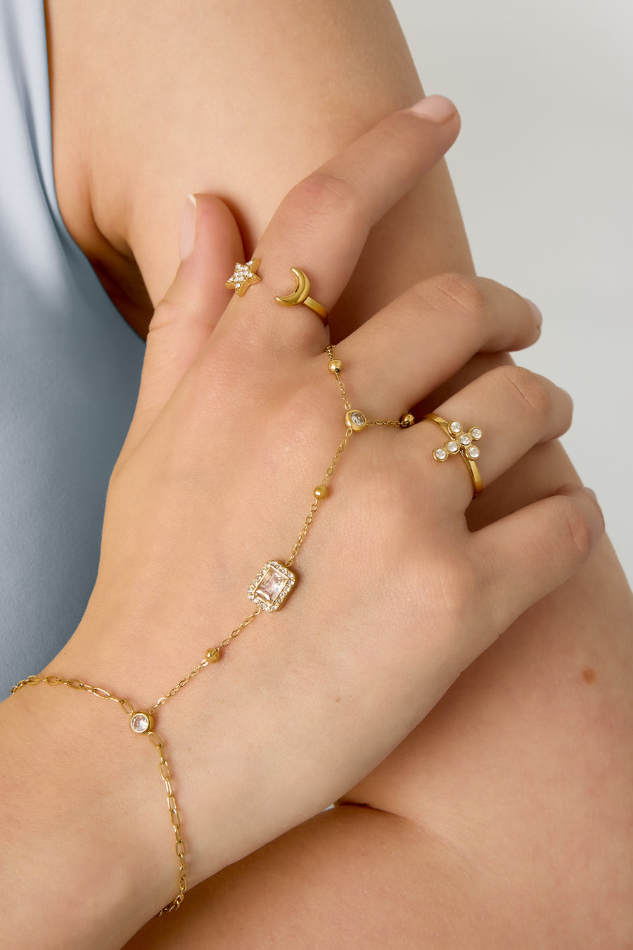 Handchain met omlijste statement steen