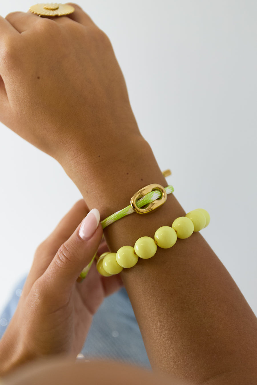 Armband met grote kralen en sluiting aan de voorkant