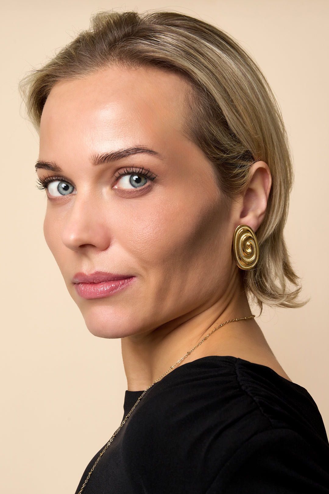 Women's Stainless Steel Stud Earrings with Organic Shape – Gold-colored – image 2