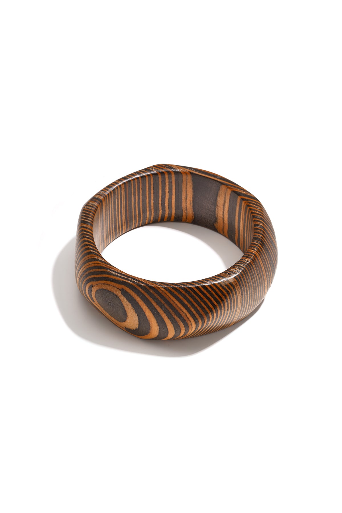Jonc pour femme en bois de forme organique – noir et marron