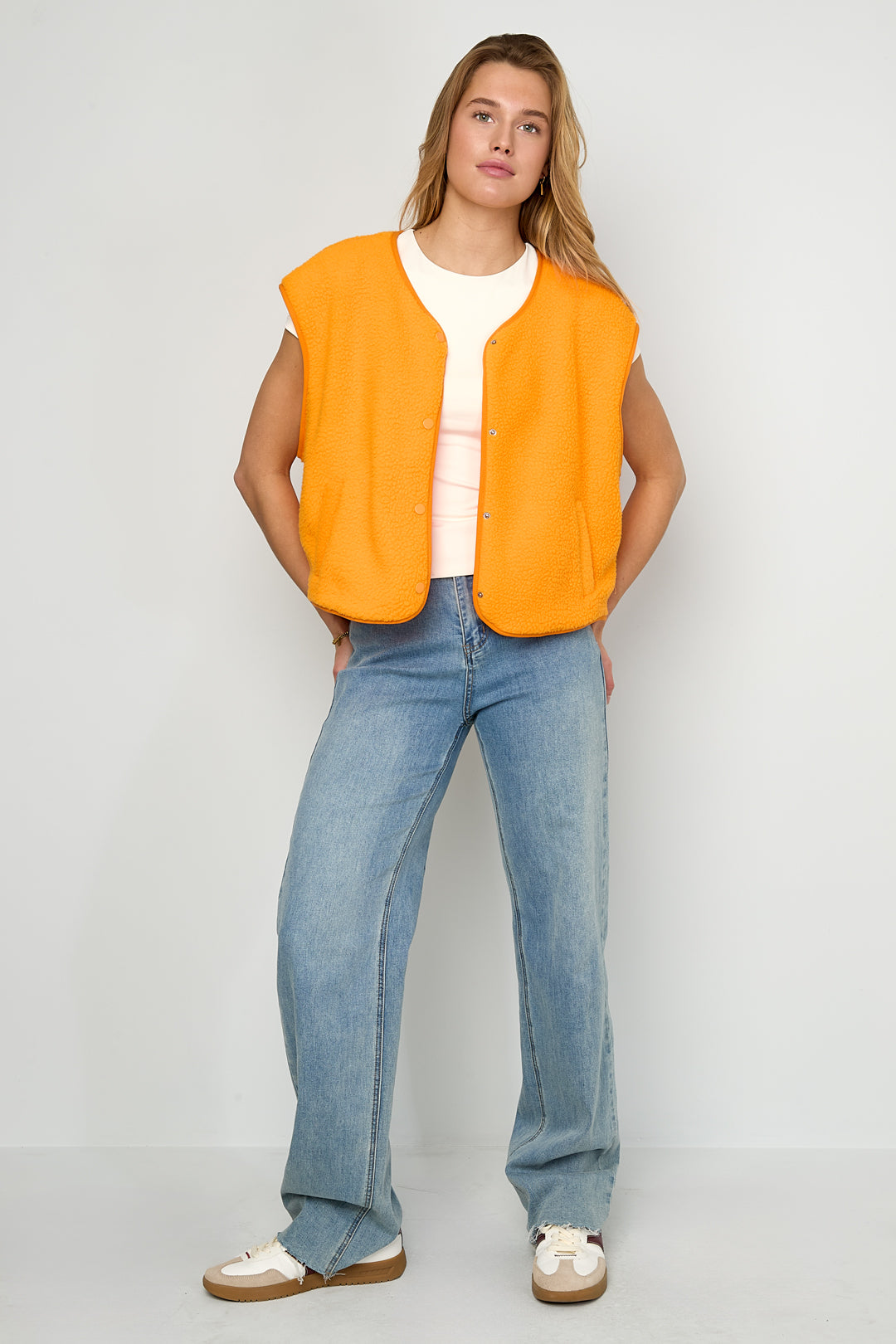 Women's waistcoat with round neck and slim fit – image 6