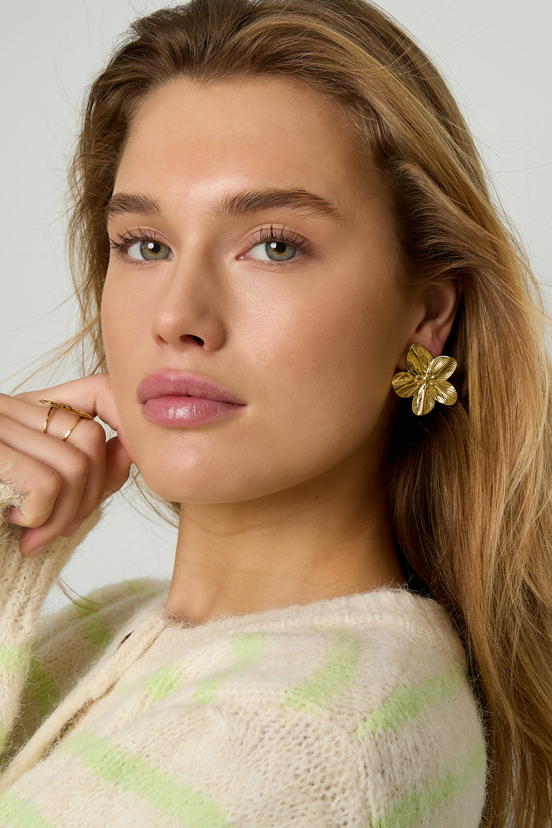 Women's stainless steel stud earrings with flower motif – gold and silver-coloured – image 4