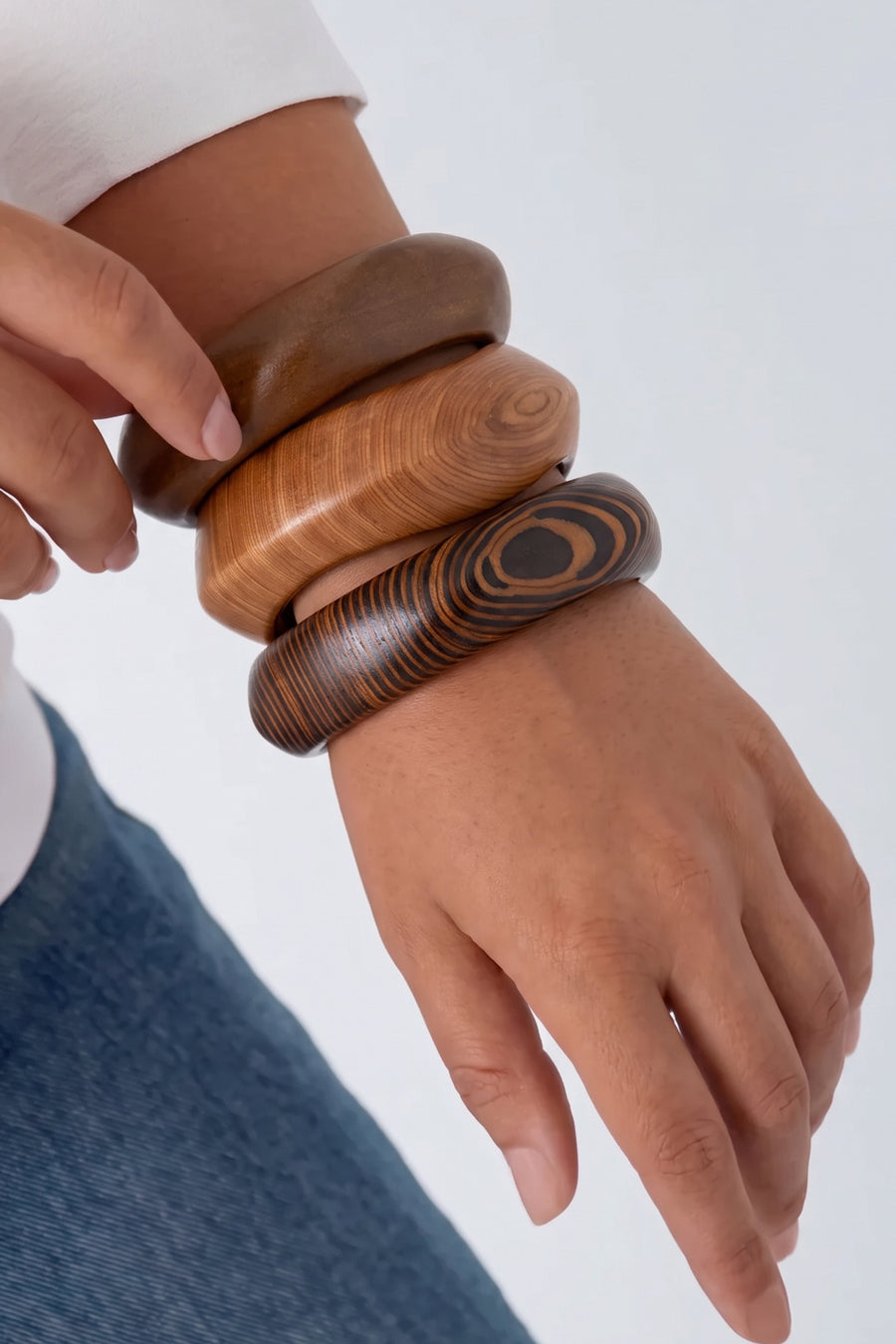 Bracelet jonc en bois de forme organique pour femme – marron clair