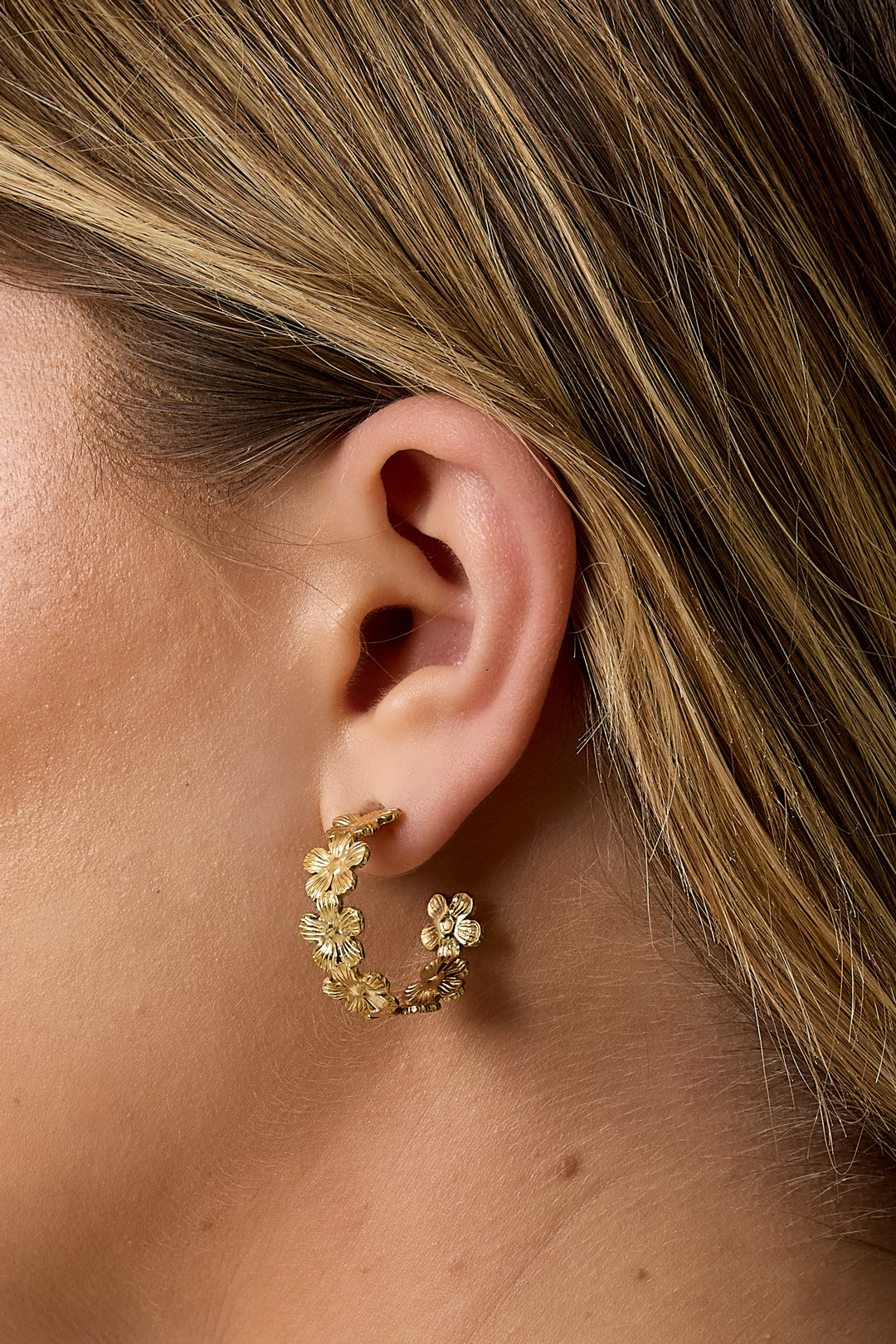 Stainless steel flower earrings for women – gold and silver-colored – image 3