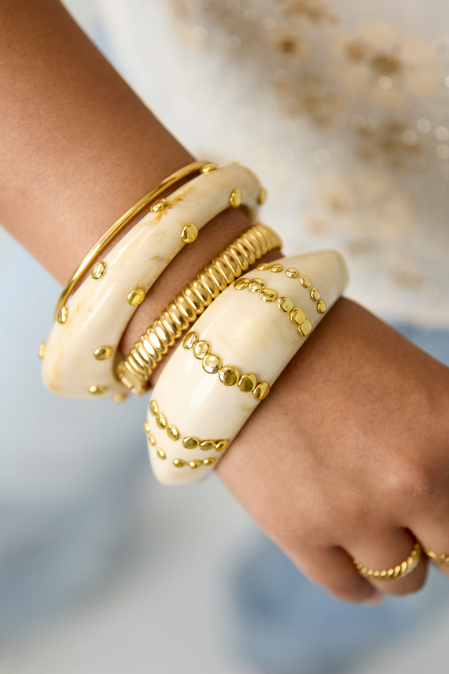 Bracelet jonc pour femme en résine de forme ronde – plusieurs coloris