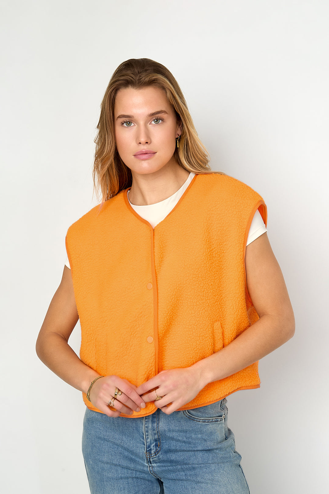 Women's waistcoat with round neck and slim fit – image 2