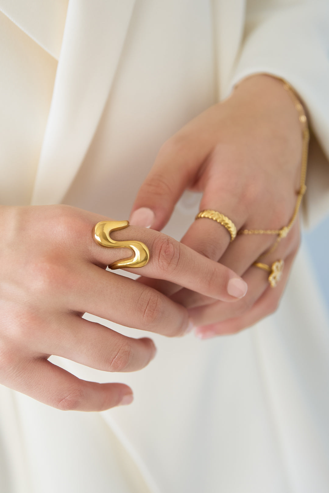 Women's stainless steel statement ring with line design – gold-coloured – image 2