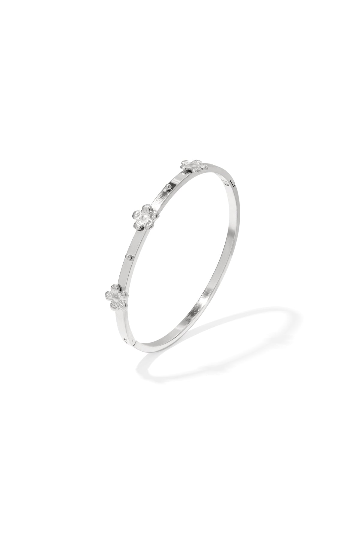 Bangle met bloemdetails