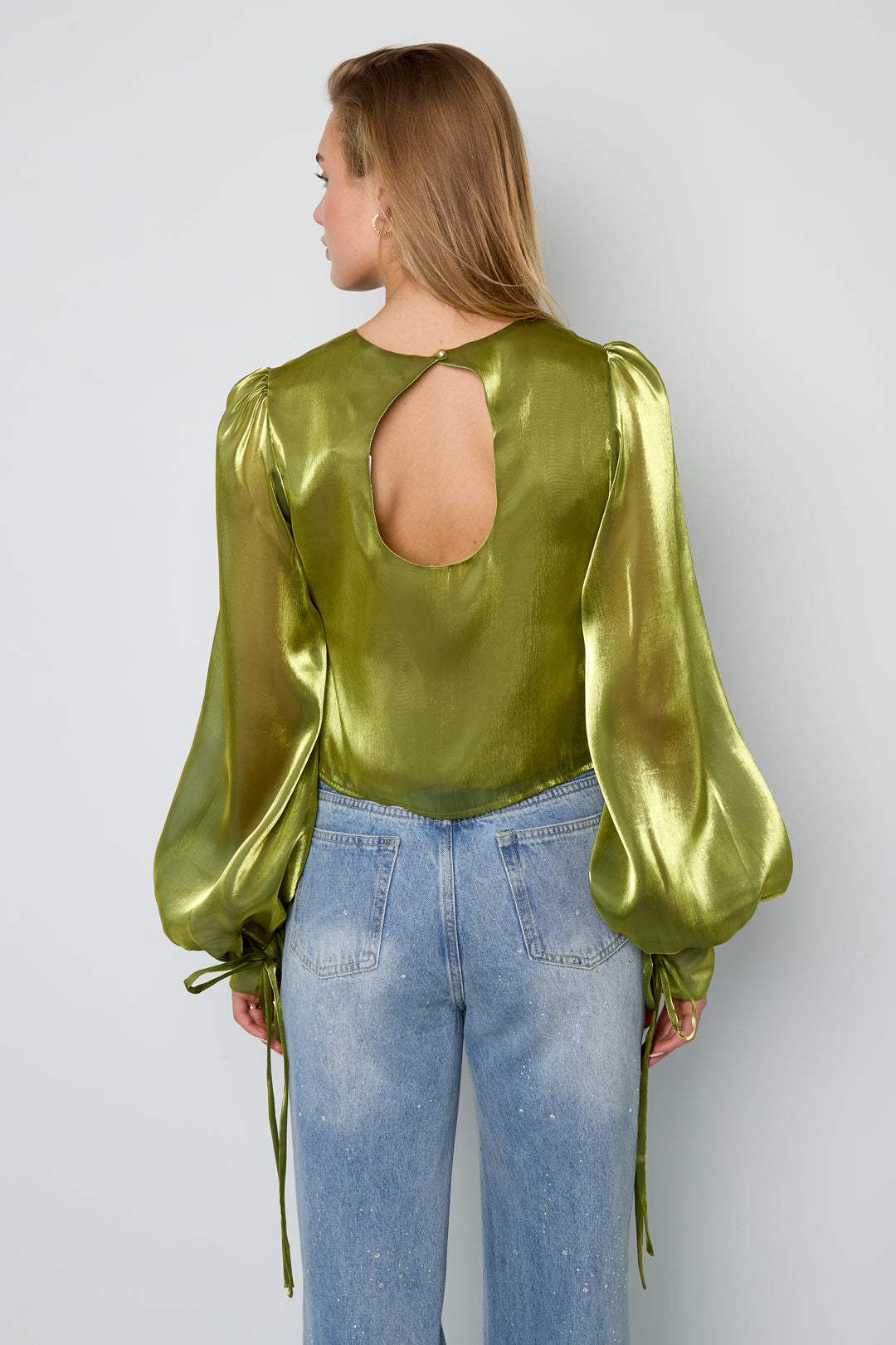 Dames glanzende blouse van polyester met pareldetail – productfoto 9