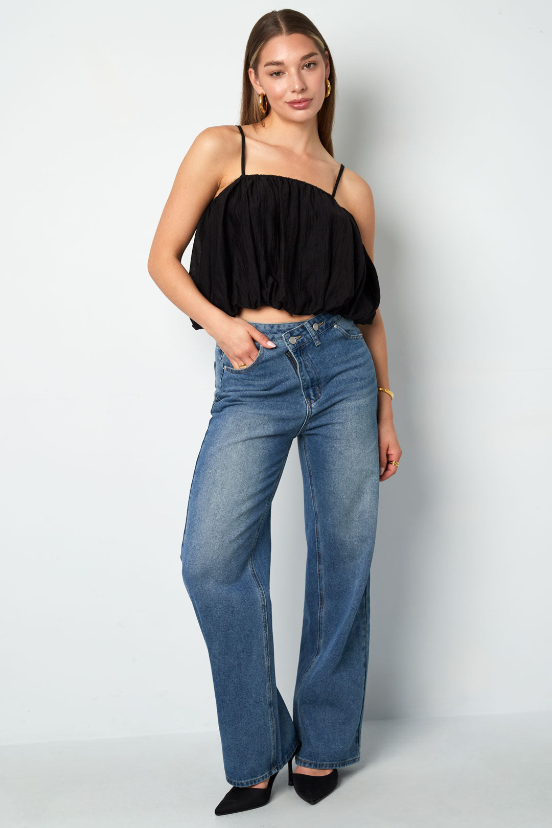 Sleeveless top for women with a casual look – image 4