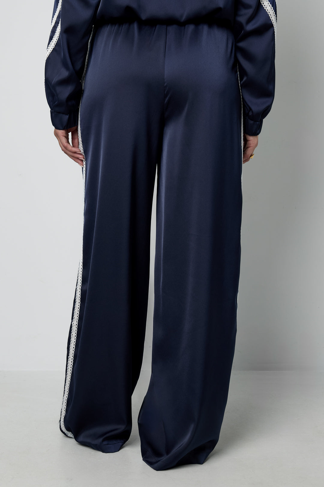 Dames sportieve broek met rechte pijpen en kleurcontrast – productfoto 9