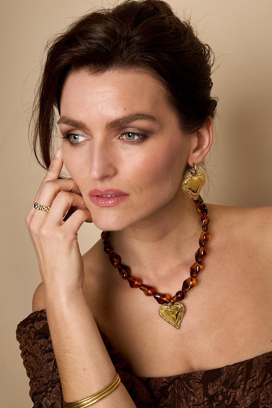Collier pour femmes en acrylique avec pendentif cœur – marron clair