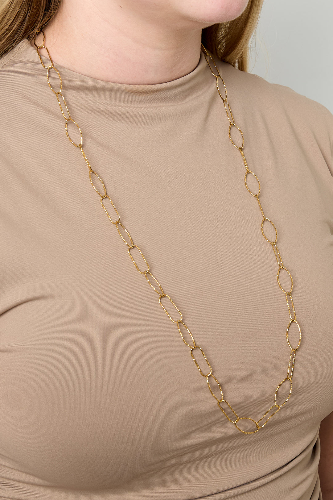 Long chain for women made of 304 stainless steel with link detail - gold-colored – image 3