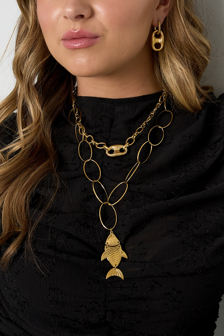 Collier pour femme avec pendentif en acier inoxydable et détail maillons – doré