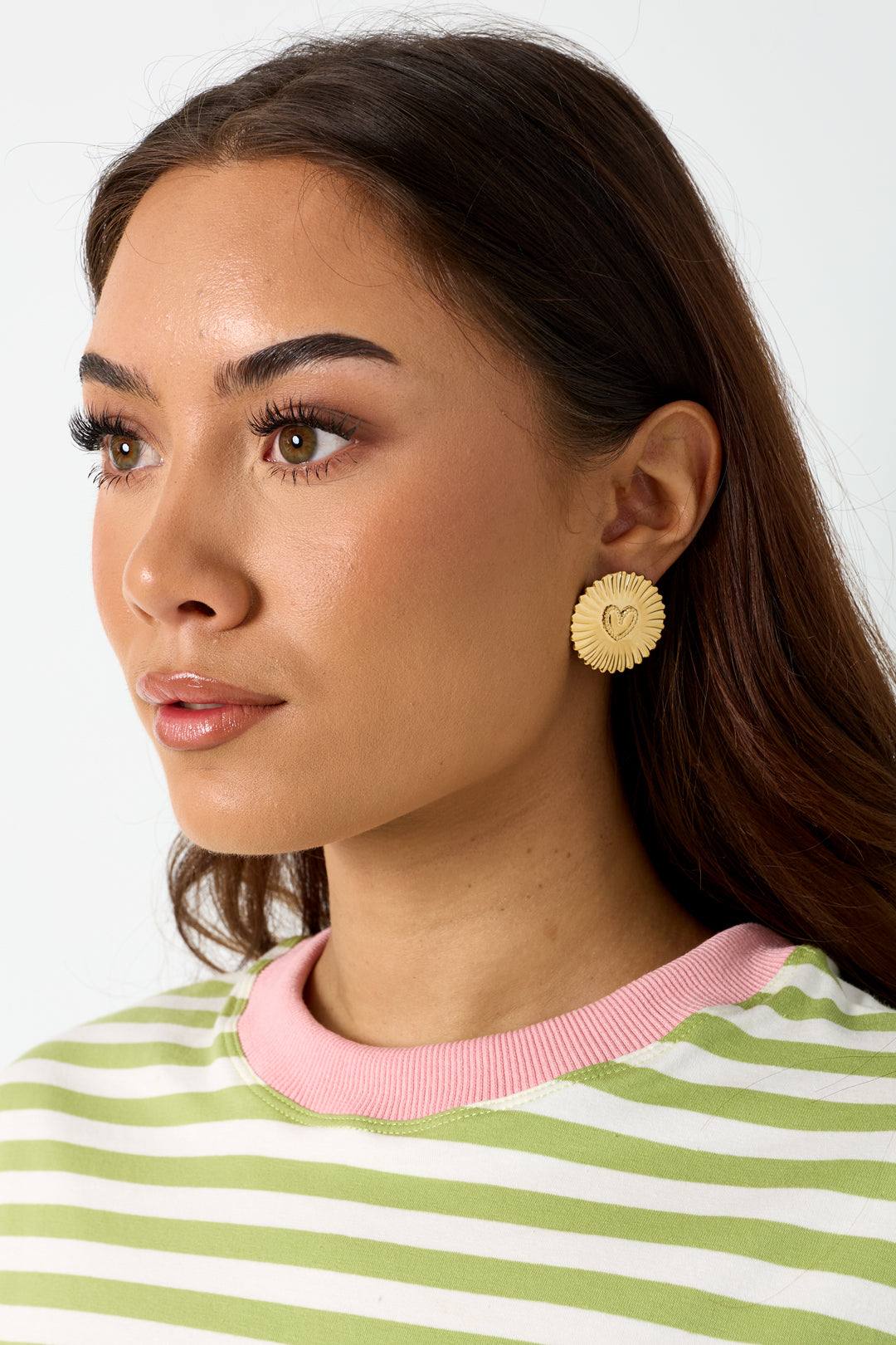 Boucles d'oreilles clous pour femme en acier inoxydable avec cœur – couleur or – photo 4