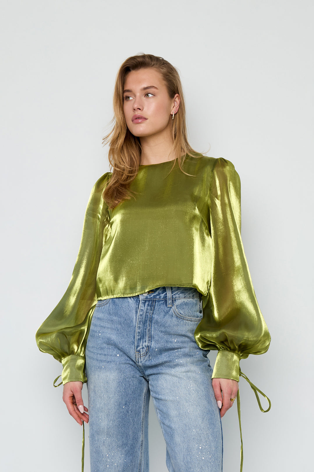 Dames glanzende blouse van polyester met pareldetail – productfoto 2