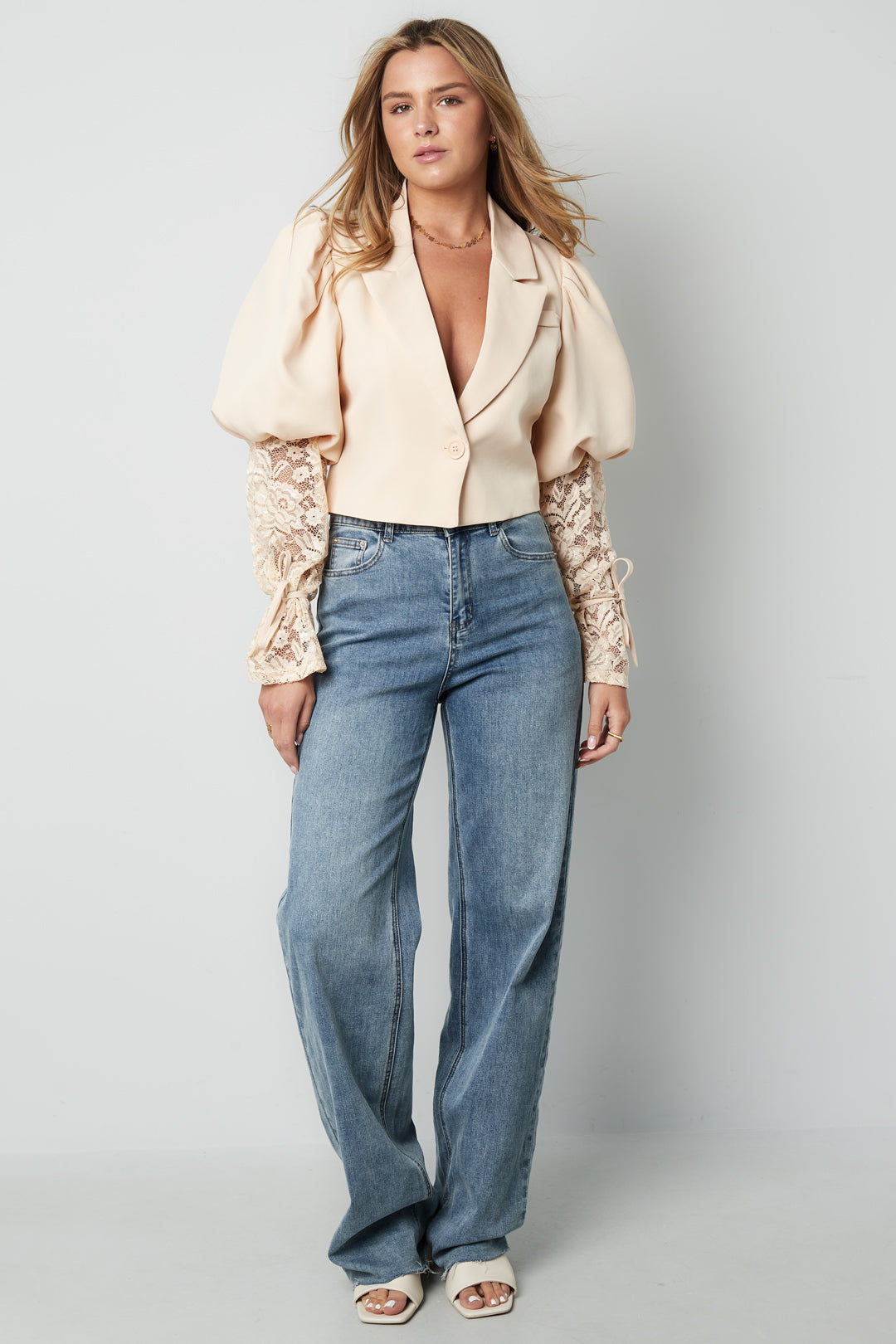 Blazer femme avec détails en dentelle et manches bouffantes – photo 4