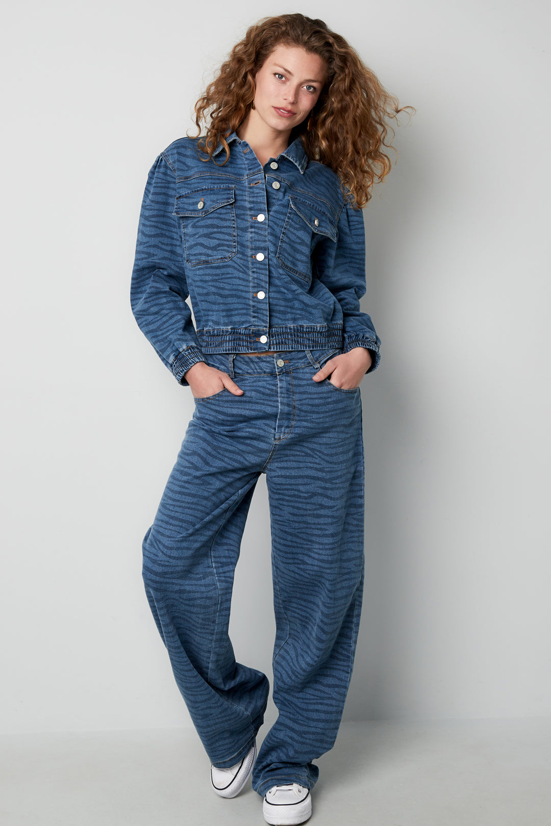 Dames kort blauw denim jacket met tijgerstrepen – productfoto 4