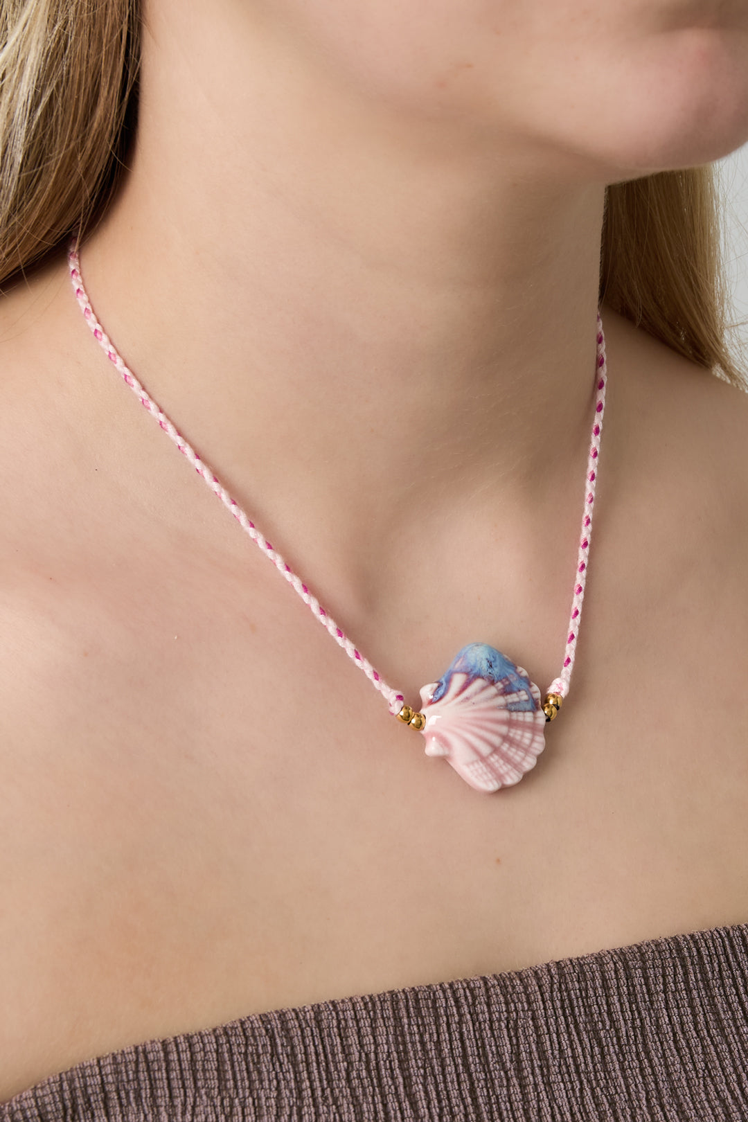 Collier pour femme avec pendentif en polyester, céramique, acier inoxydable et motif coquillage – plusieurs coloris – photo 2