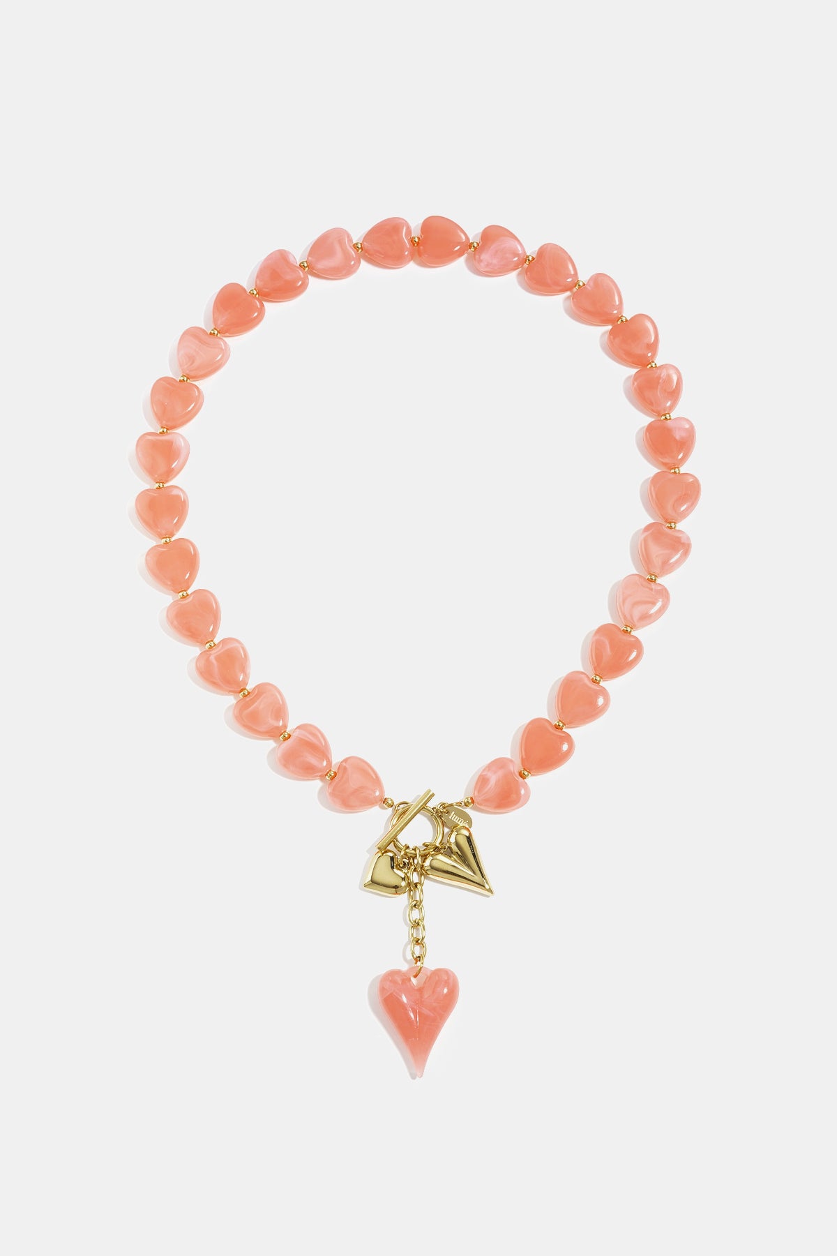 Detail van kralenketting met hangende hartjes