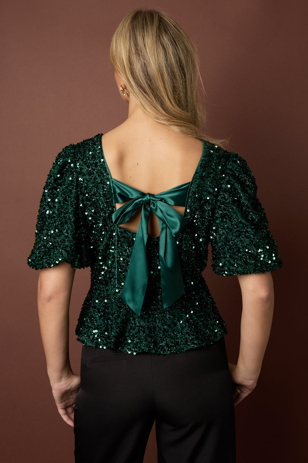 Short-sleeved sequinned top – image 12