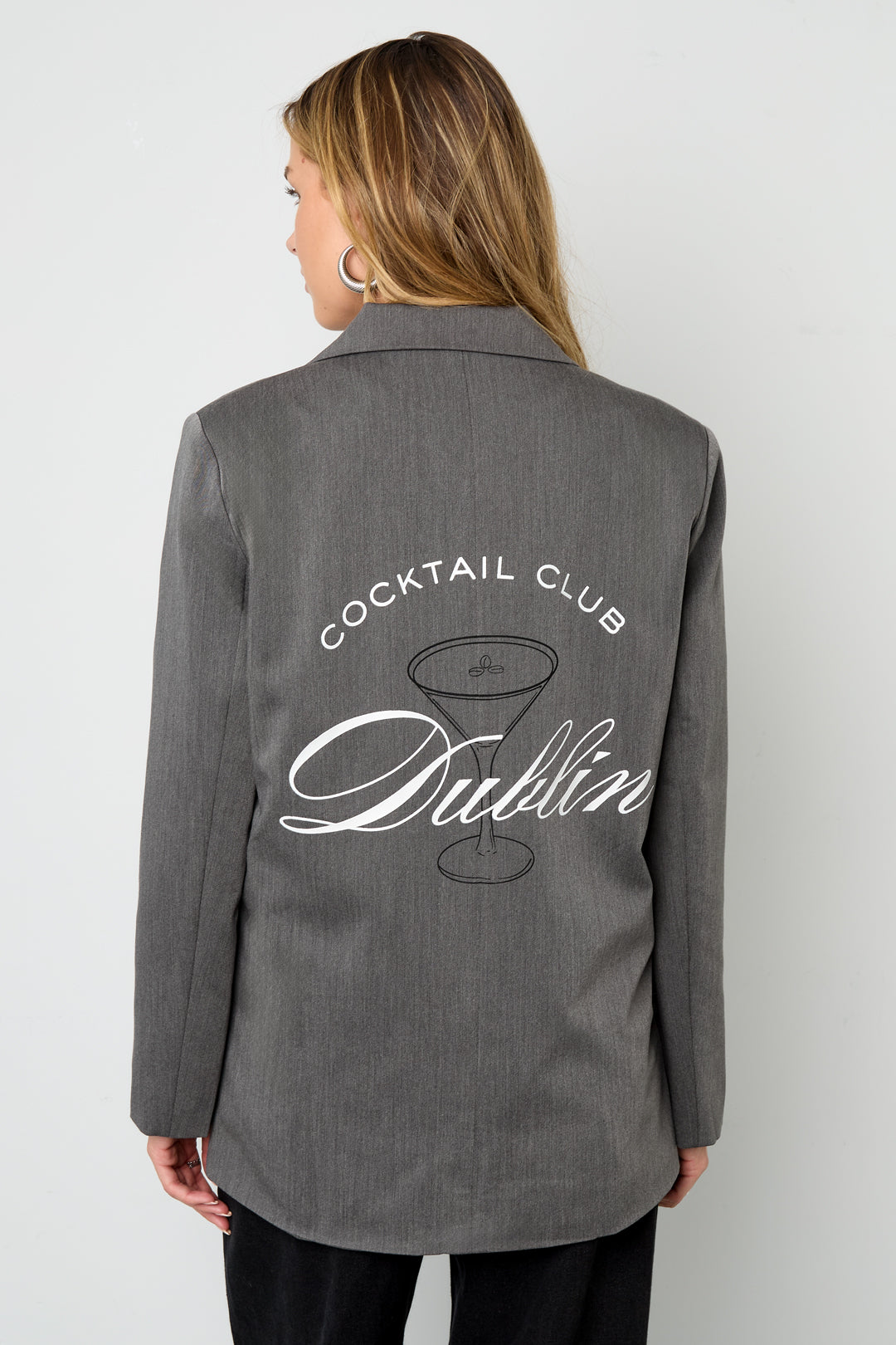 Dames lange grijze blazer met letterdetail – productfoto 6