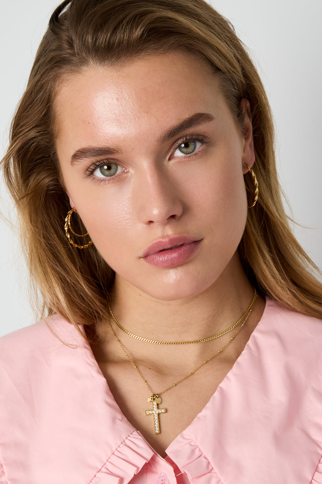 Ketting met belegde kruis hanger en charms