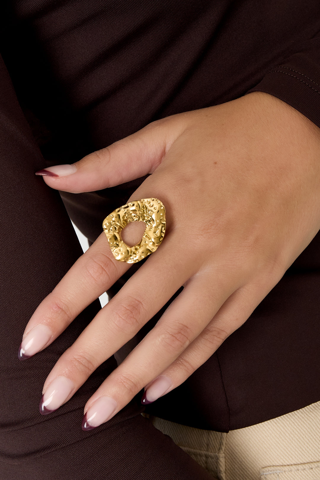 Women's stainless steel statement ring with organic shape – gold-colored – image 2