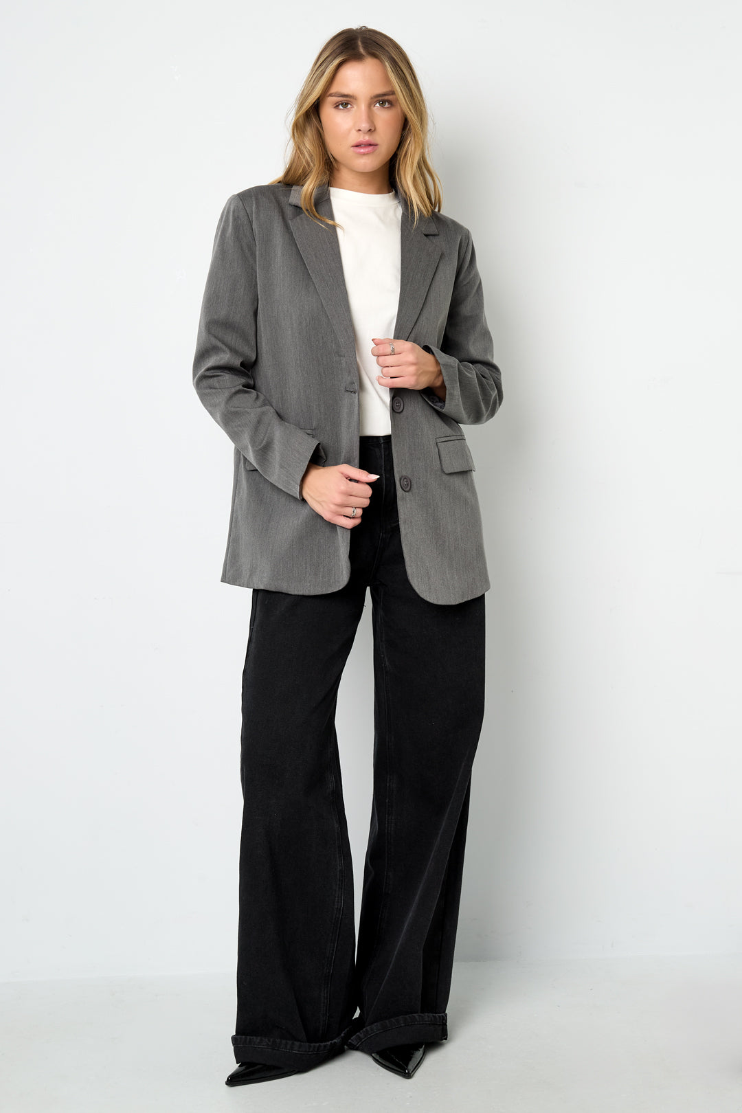 Dames lange grijze blazer met letterdetail – productfoto 5