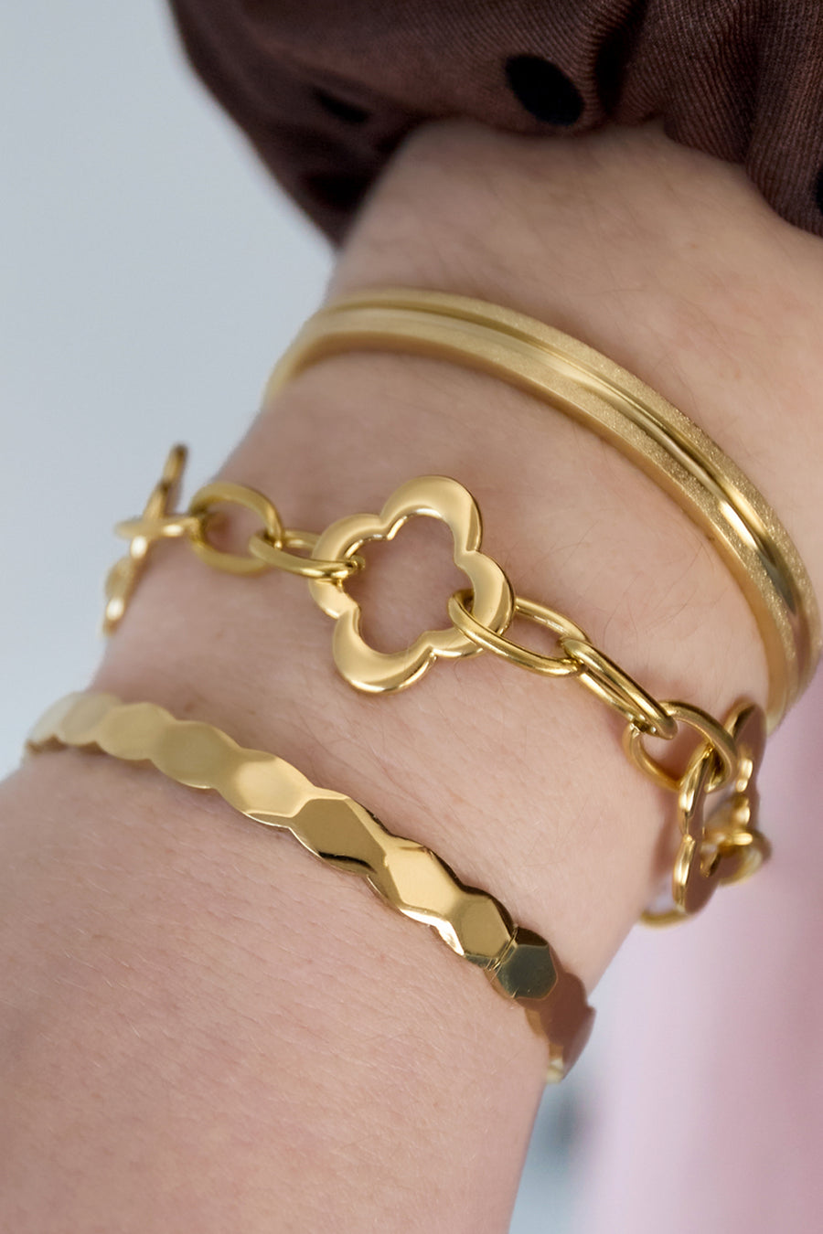 Bracelet à maillons pour femmes en acier inoxydable avec motif trèfle et détails à maillons – plusieurs couleurs