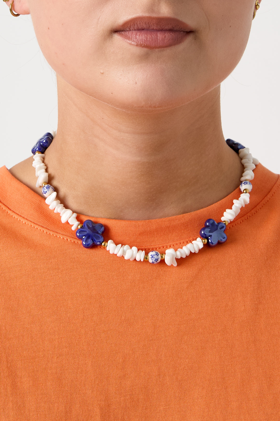 Women's beaded necklace made of stainless steel, stone, ceramic with floral motif – white – image 2