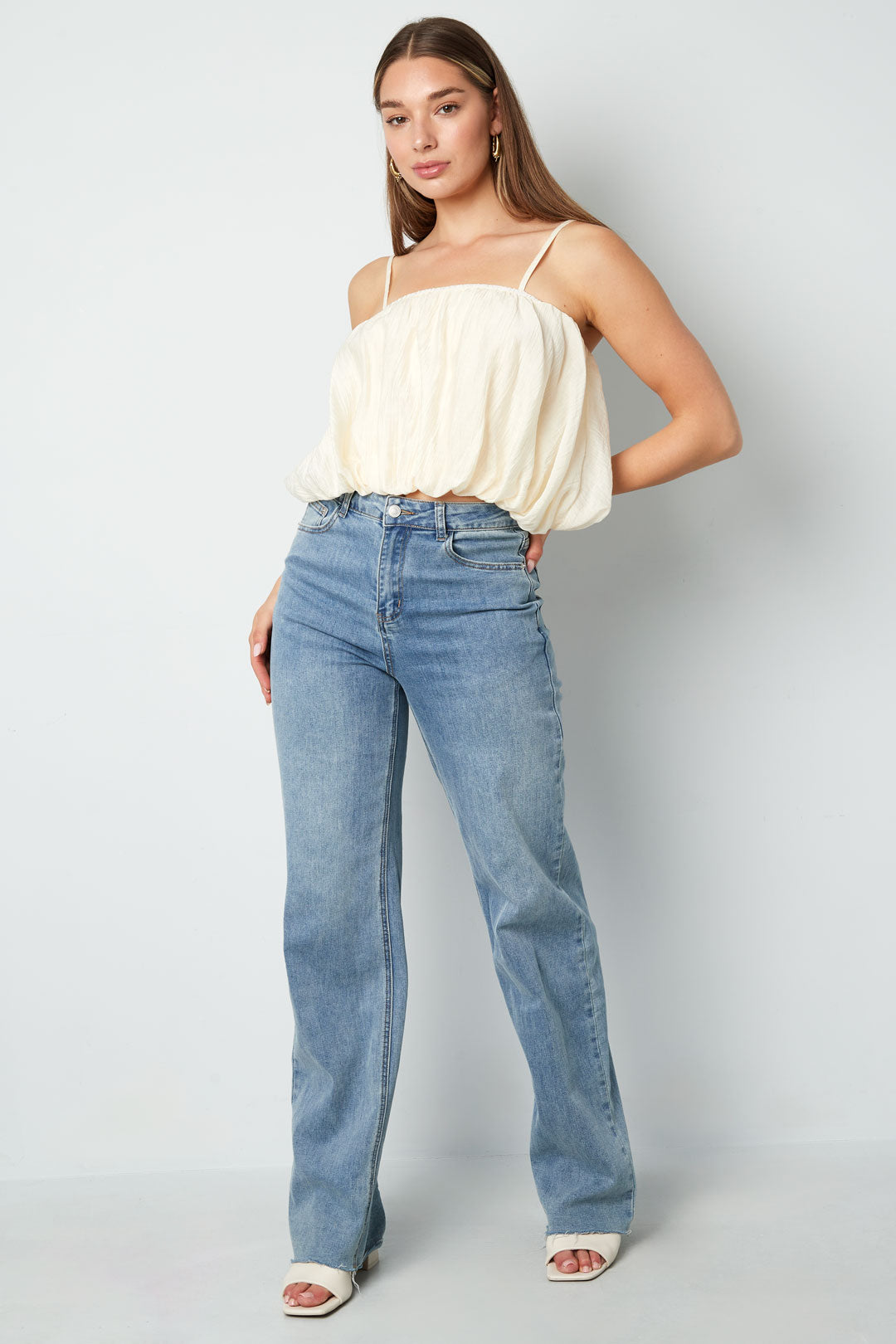 Sleeveless top for women with a casual look – image 5