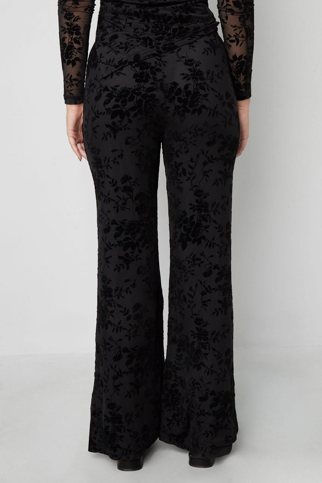 Dames zwarte mesh broek met suède bloemenprint – productfoto 4