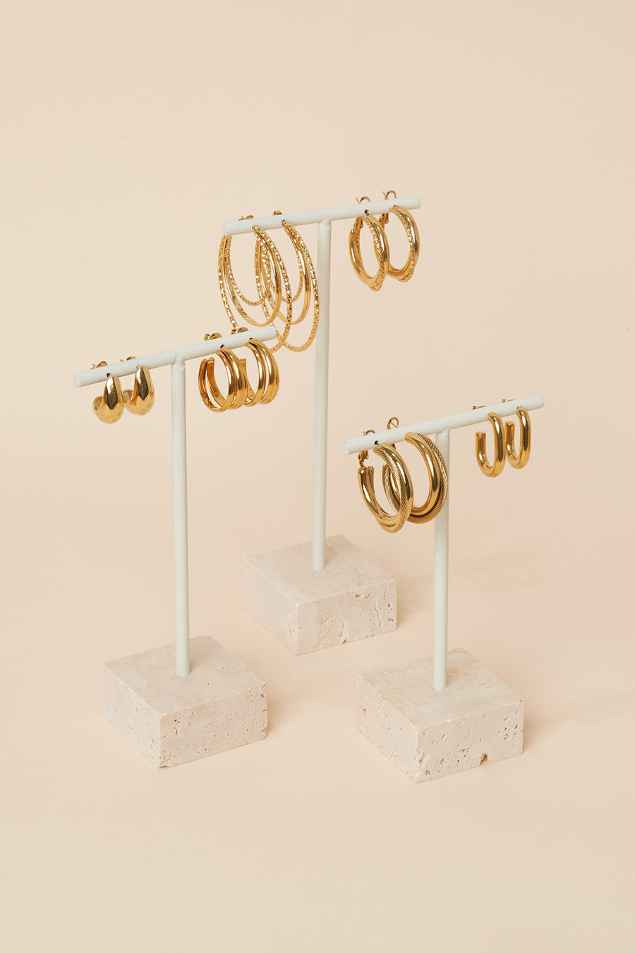 Présentoir à boucles d'oreilles en pierre au design uni – blanc cassé – décontracté