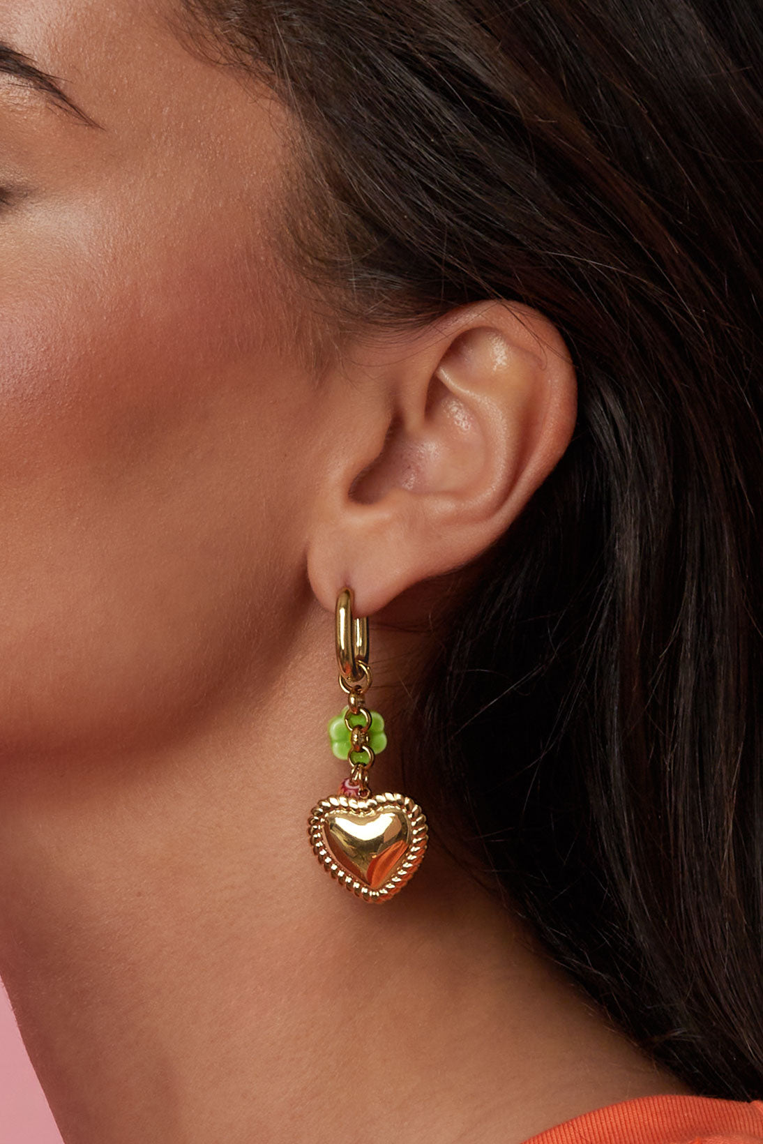 Boucles d'oreilles pendantes pour femmes en acier inoxydable, céramique, émail avec forme de cœur – couleur or – photo 3