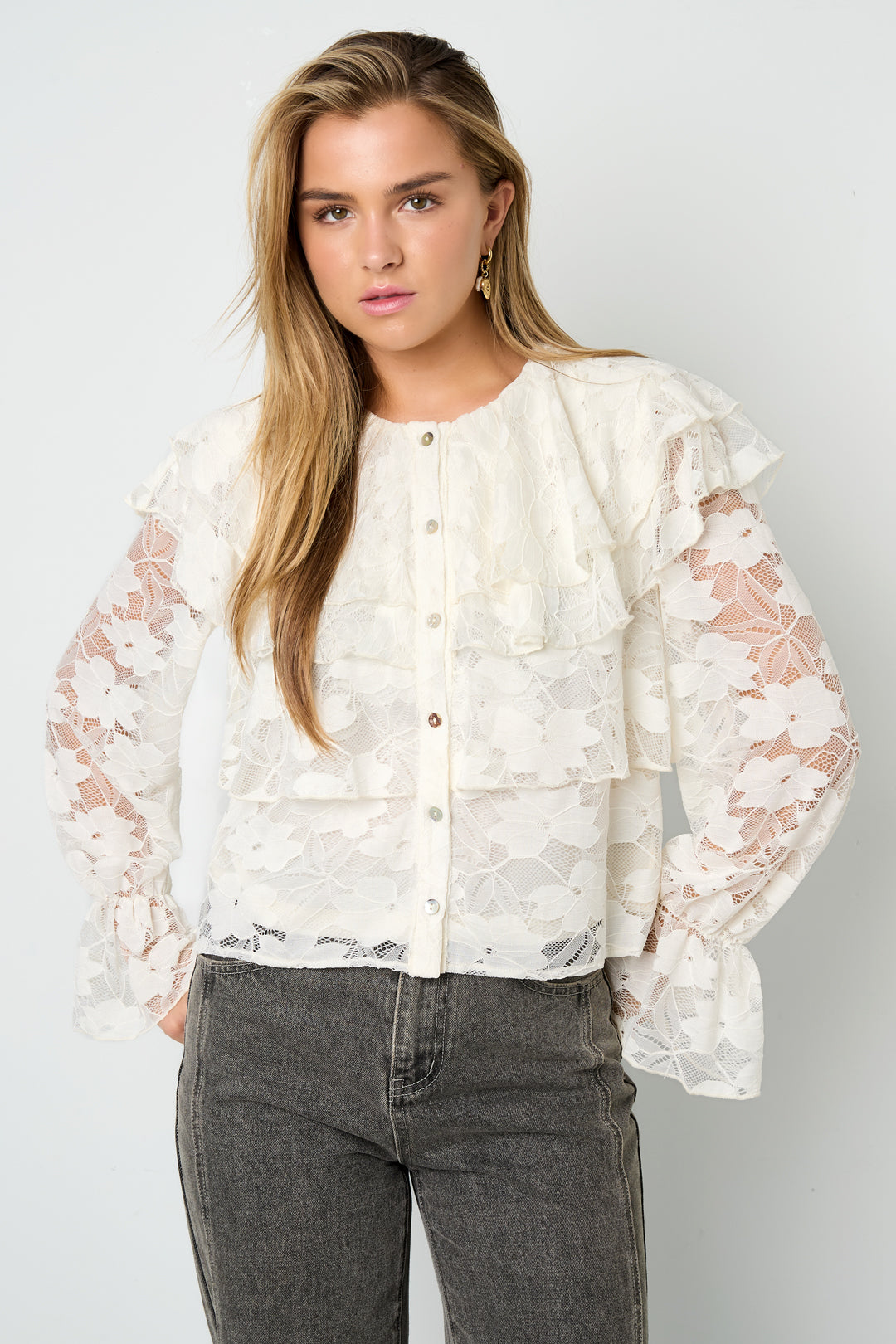 Dames blouse met bloemenprint en kanten paneel – productfoto 3