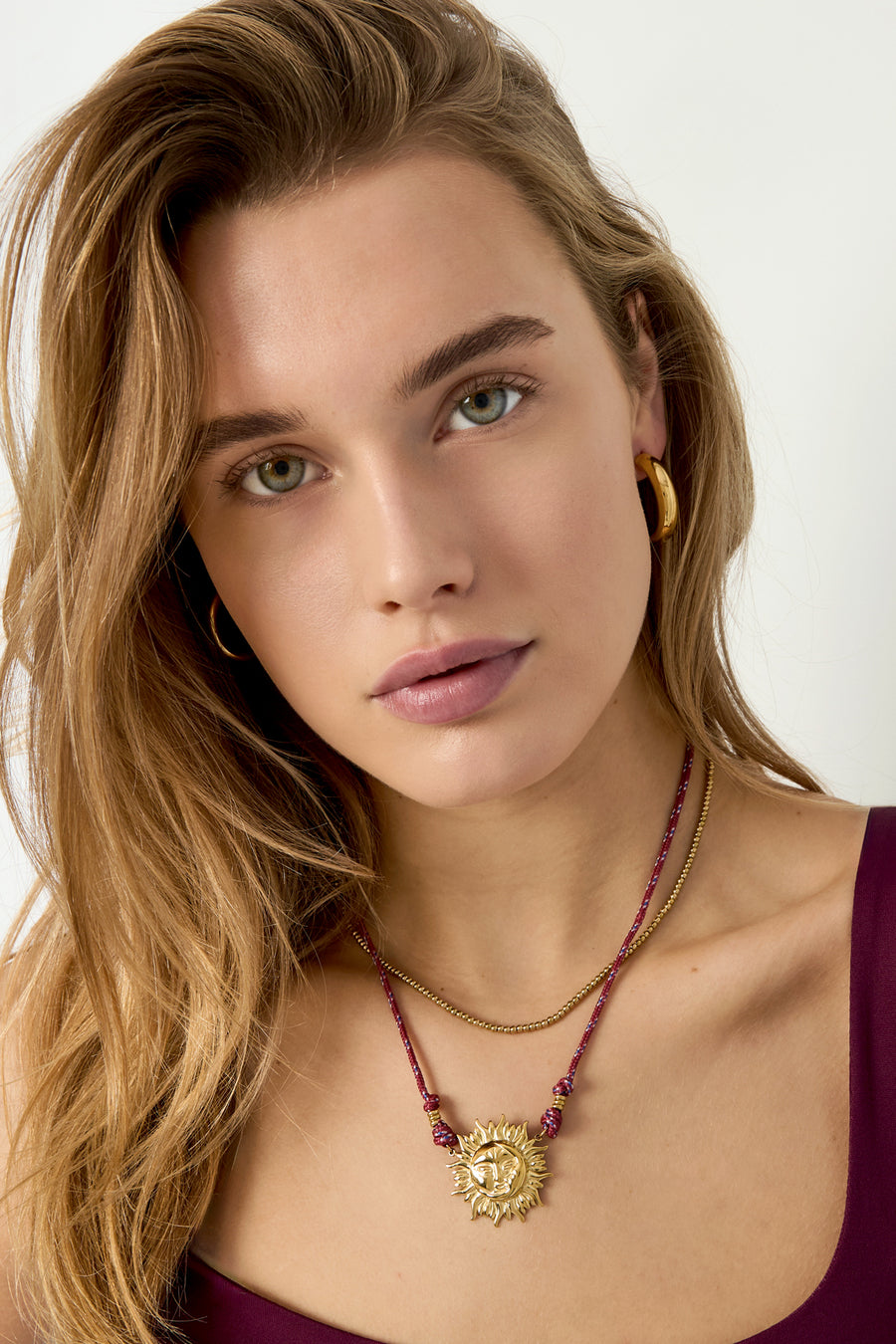 Collier femme avec pendentif en acier inoxydable motif soleil – rouge lie-de-vin