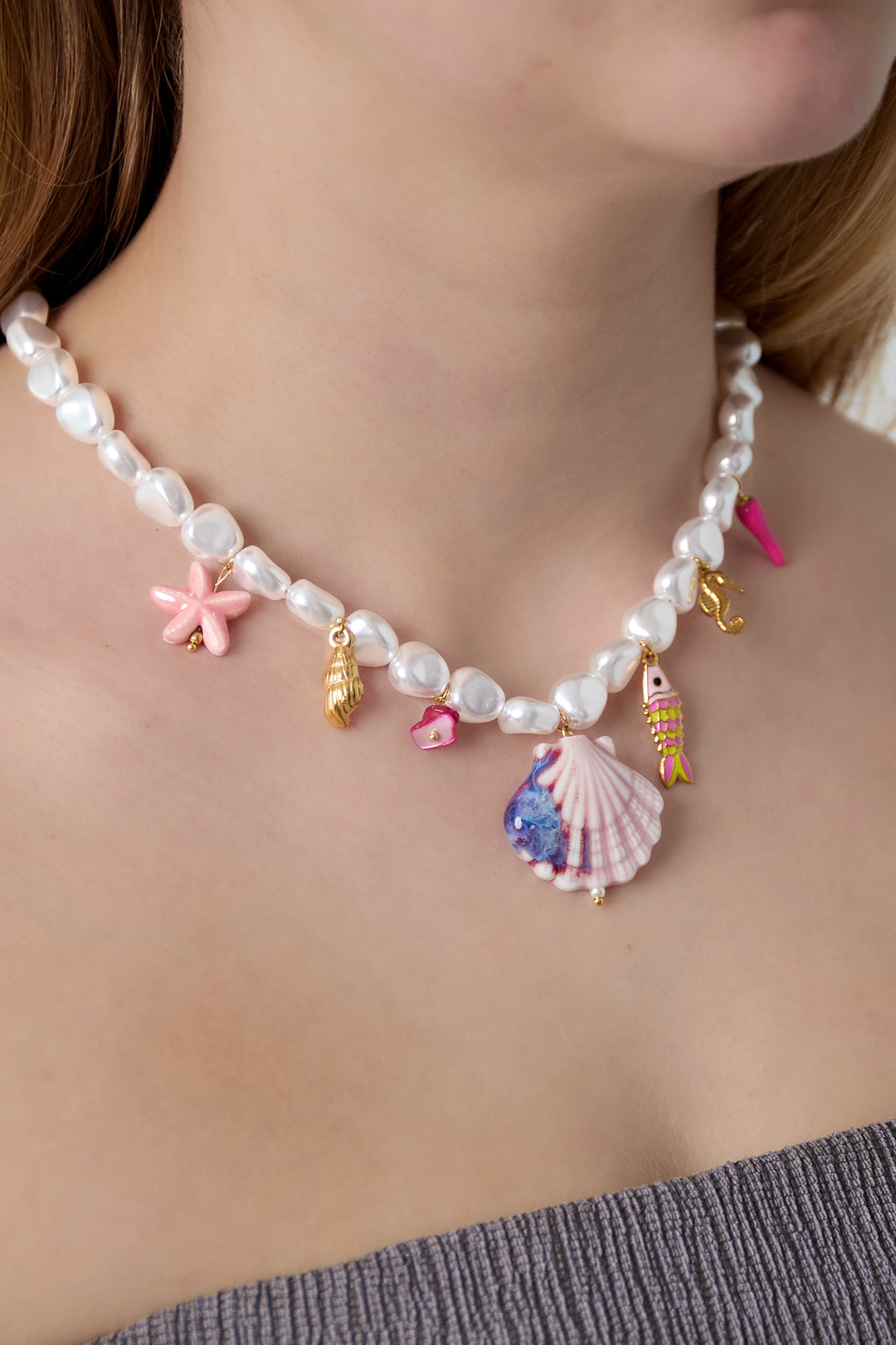Beaded necklace for women made of imitation pearl, ceramic, stone, enamel with ocean details – image 3