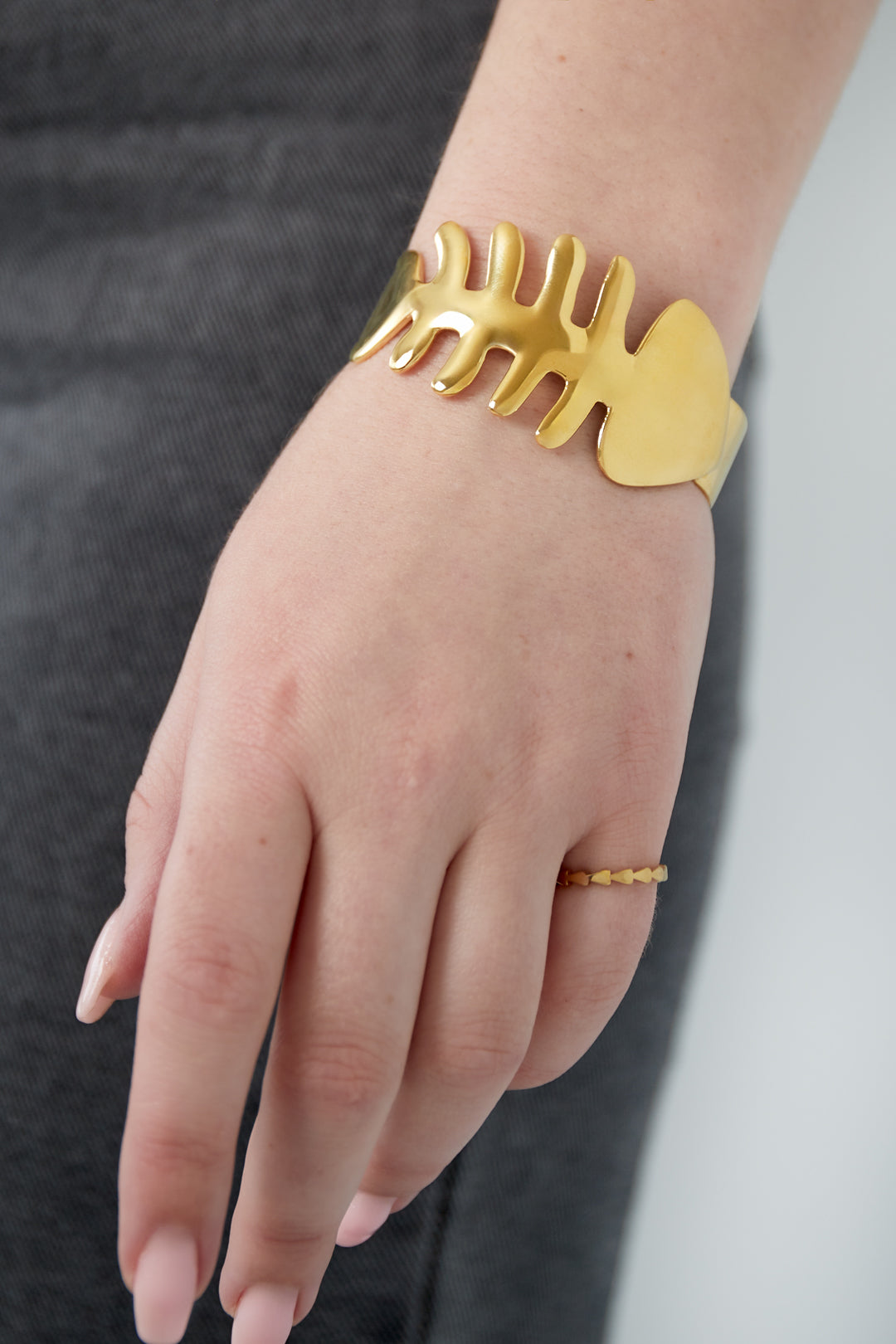 Bracelet jonc pour femmes en acier inoxydable avec détails océaniques – doré – photo 2