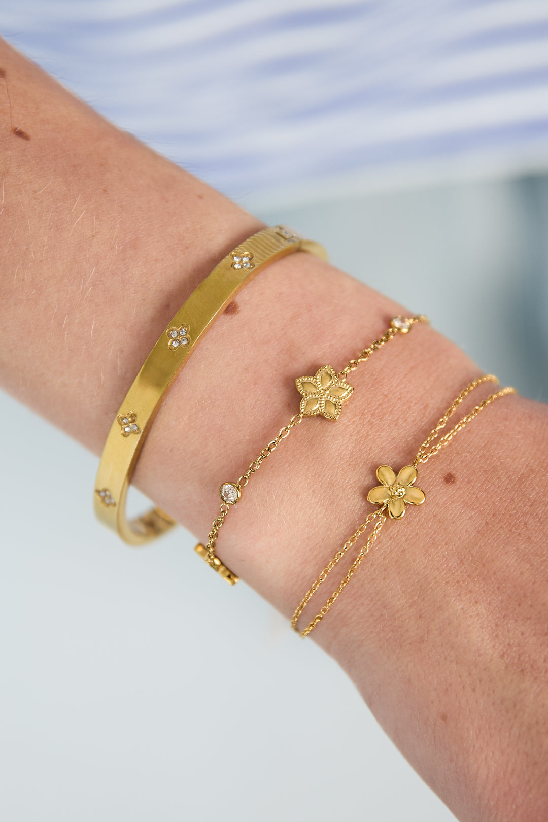 Armband met wisselend patroon van bloemen en steentjes