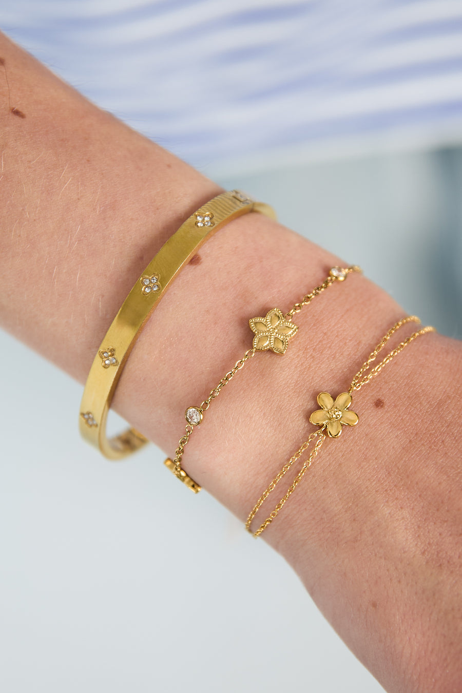 Armband met wisselend patroon van bloemen en steentjes