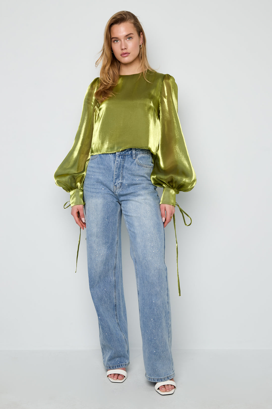 Dames glanzende blouse van polyester met pareldetail – productfoto 6