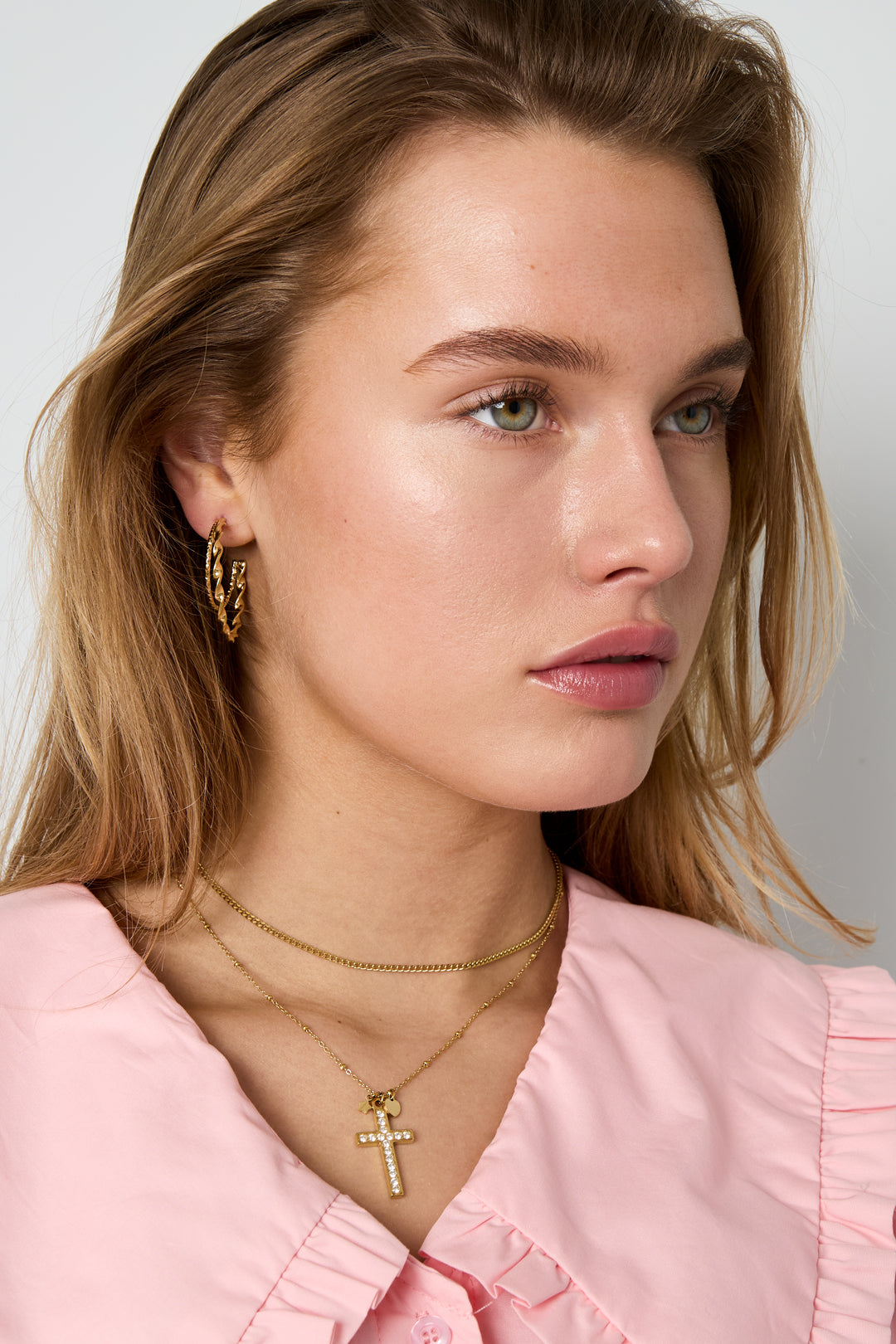 Ketting met belegde kruis hanger en charms