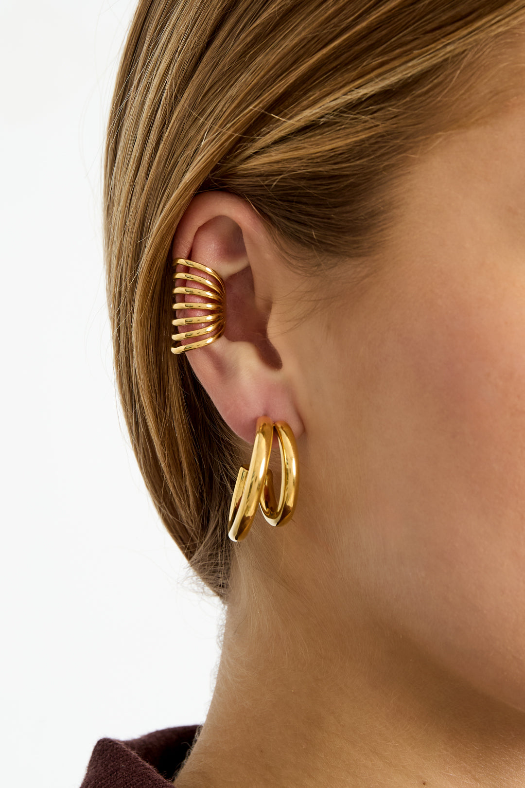 Women's stainless steel ear cuff with line pattern – gold-coloured – image 3