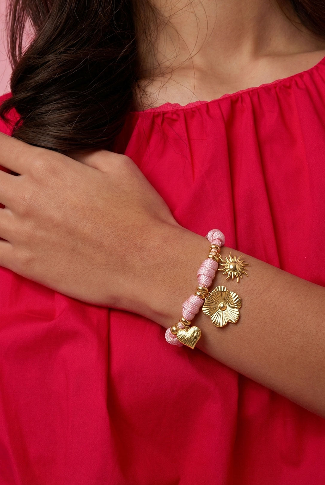 Touw armband met knoopjes en variërende charms
